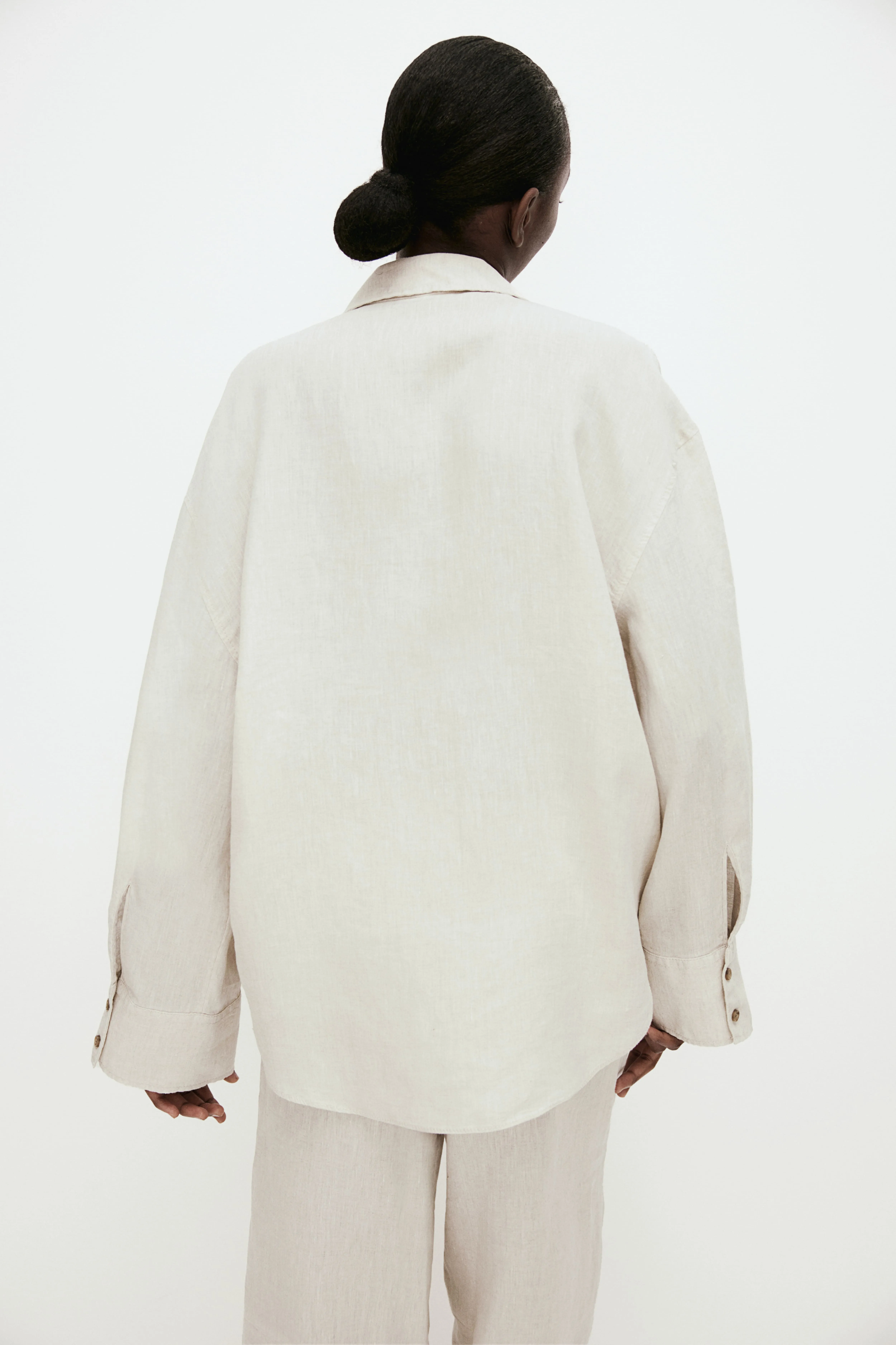 Oversized linen shirt - Round neck - Extra long sleeve - Light beige - Ladies | H&M GB