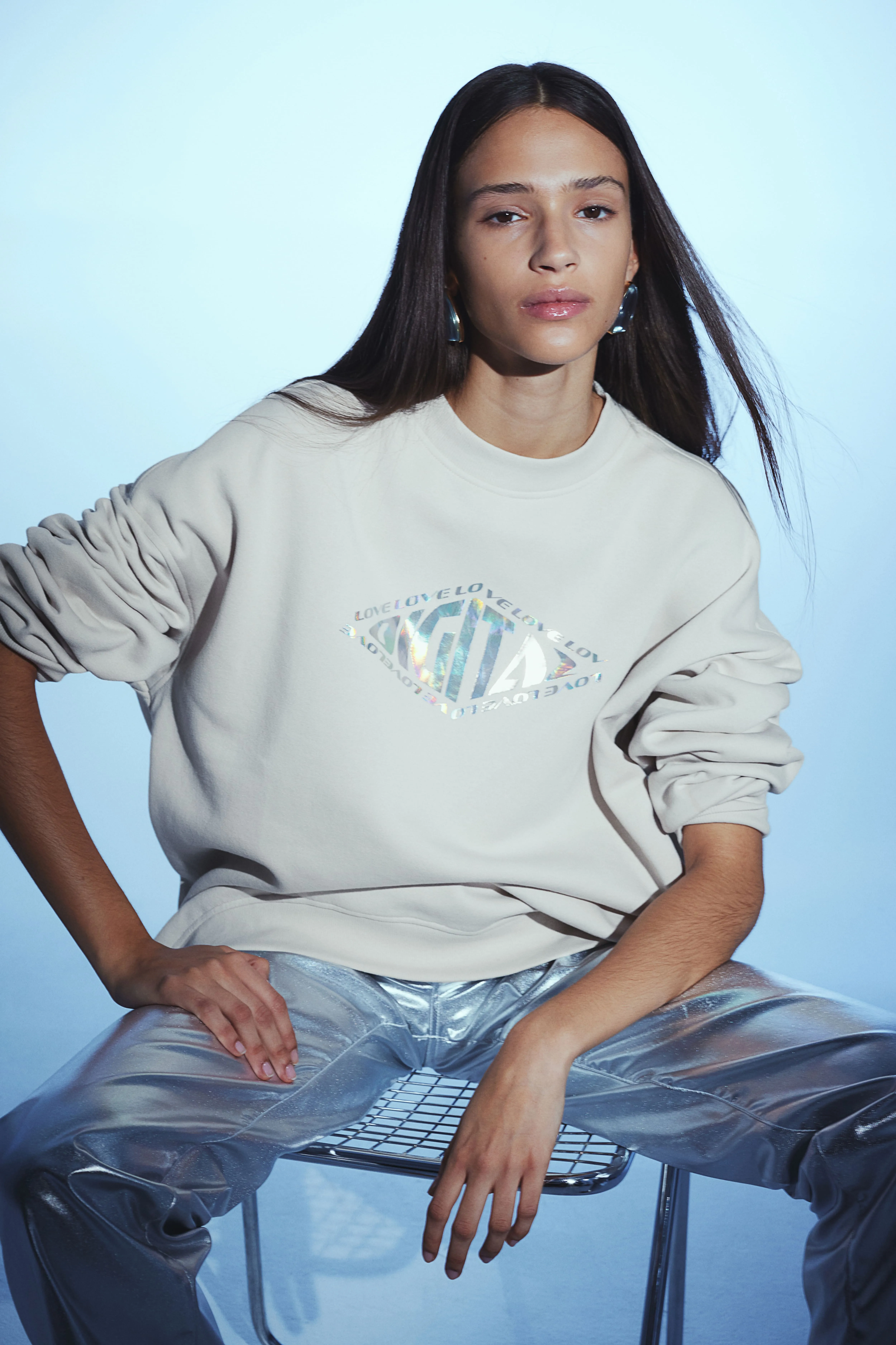 Oversized motif-detail sweatshirt - Round neck - Long sleeve - Light beige/Digital - Ladies | H&M GB