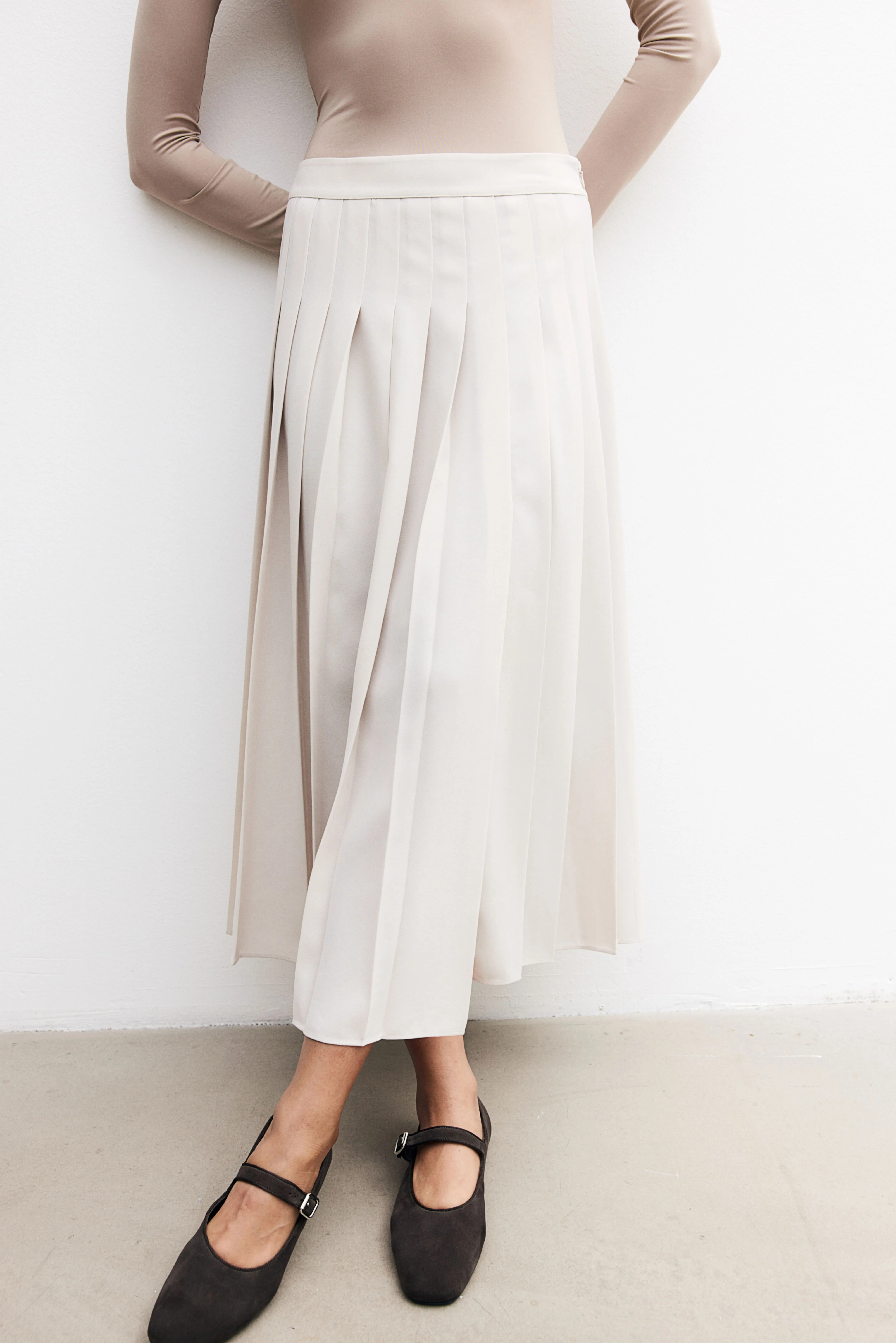 Pleated skirt - High waist - Long - Light beige - Ladies | H&M GB